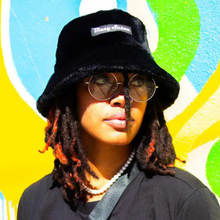 Afbeelding in Gallery-weergave laden, Blazy Suzan Fuzzy Bucket Hat
